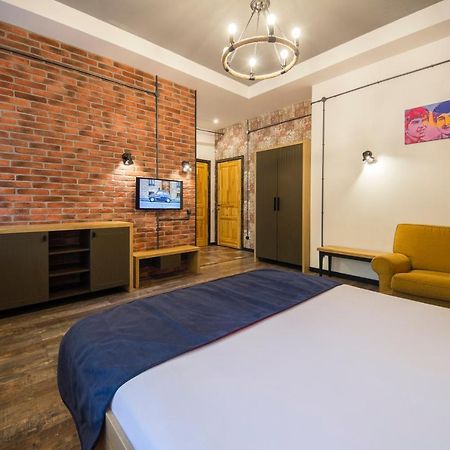 Self Check-In Apartments Near Landscape Alley Kiev Bagian luar foto