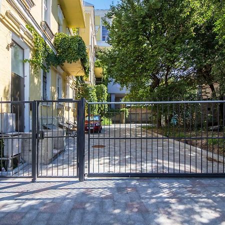 Self Check-In Apartments Near Landscape Alley Kiev Bagian luar foto