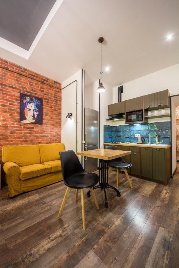 Self Check-In Apartments Near Landscape Alley Kiev Bagian luar foto
