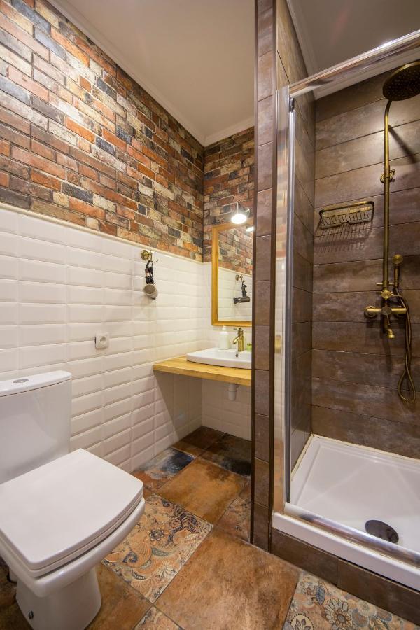 Self Check-In Apartments Near Landscape Alley Kiev Bagian luar foto