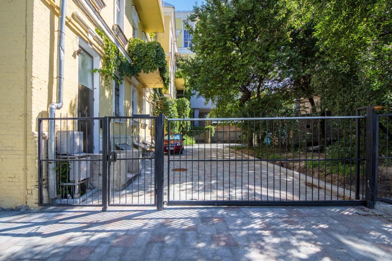 Self Check-In Apartments Near Landscape Alley Kiev Bagian luar foto